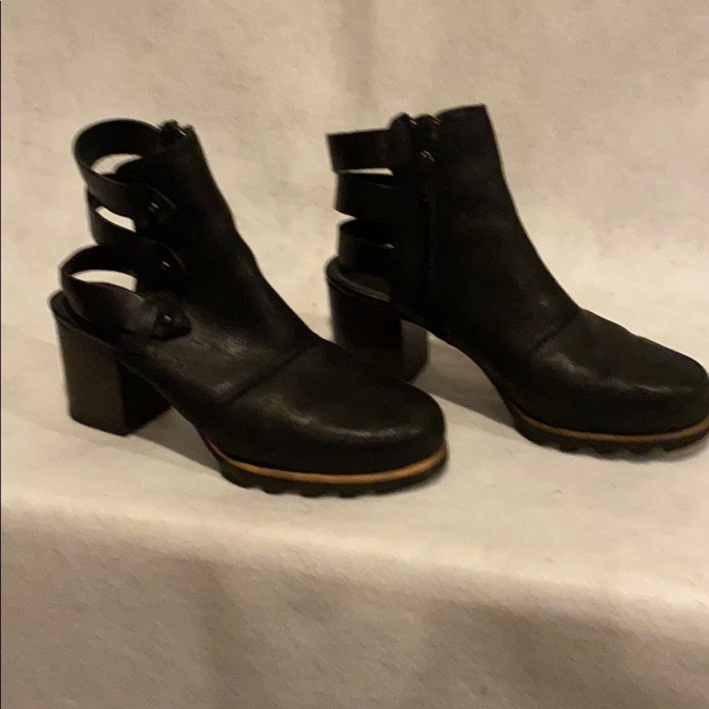 Sorel black leather booties with back straps sz 8
